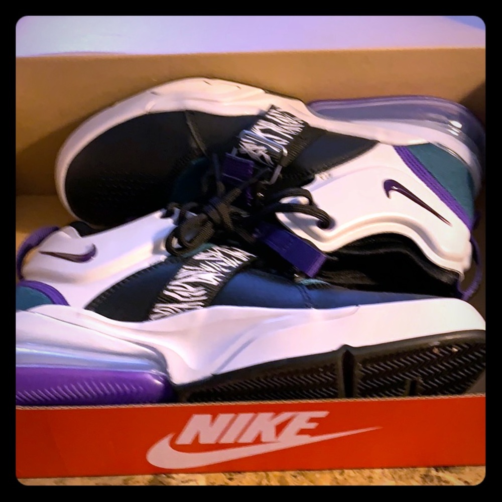 Nike Air Force 270(Gs) - image 1